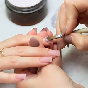 کاشت ناخن پودری مقاوم در قزوین،  ملکه زیبایی